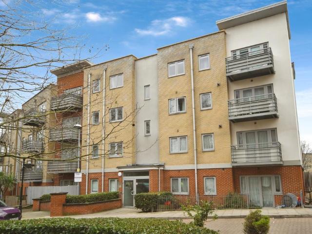 Flat for sale in Hale End, Greater London