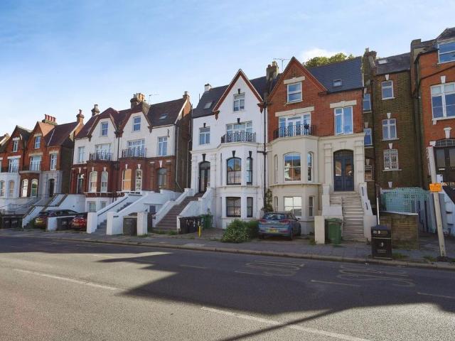 Flat for sale in Tulse Hill, Greater London