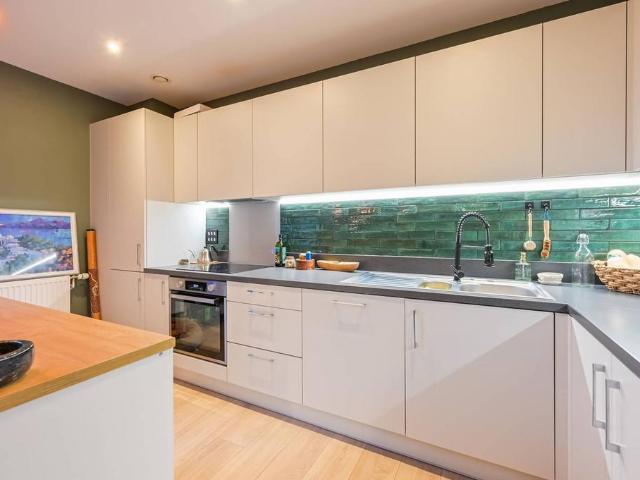 Flat for sale in Woodberry Down, Stoke Newington