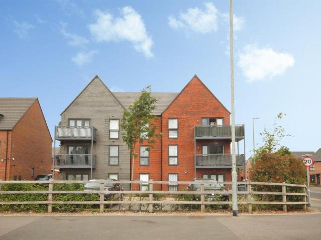 Flat for sale in Houghton Regis, Bedfordshire