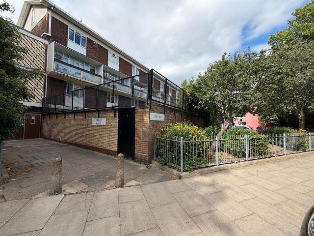 Flat for sale in Bromley-by-Bow, Bow