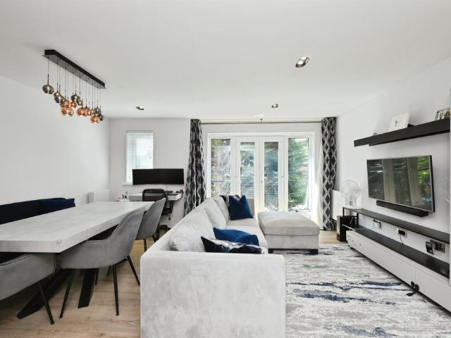 Flat for sale in Broxbourne, Hertfordshire