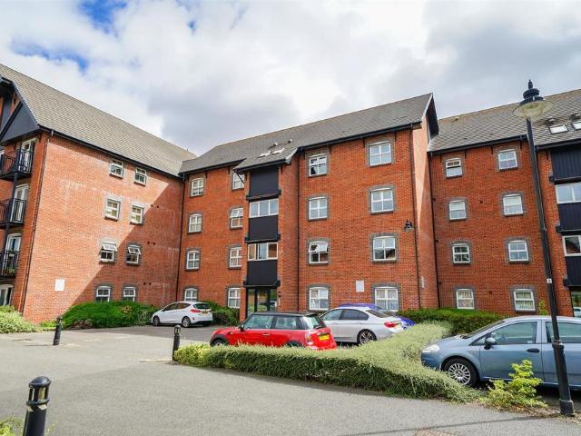 Flat for sale in Leighton-Linslade, Linslade