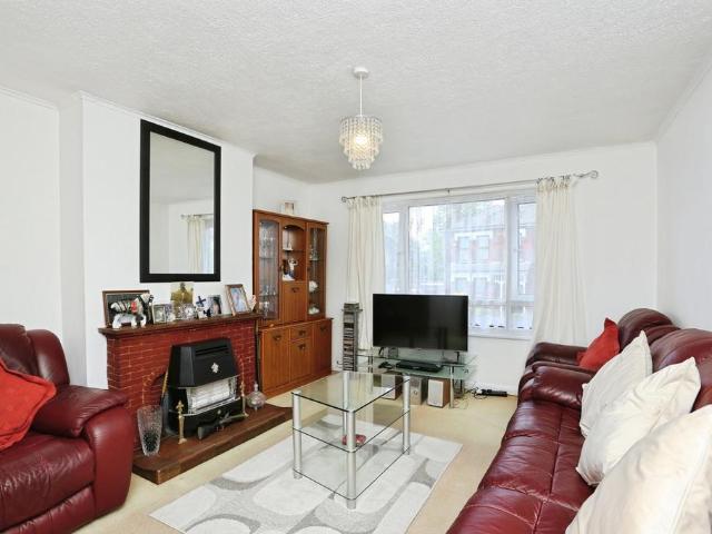 Flat for sale in London Borough of Croydon, South Norwood