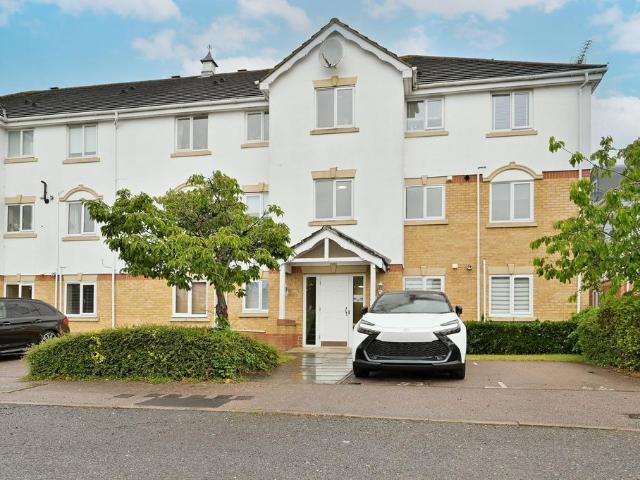 Flat for sale in Batchworth, Hertfordshire