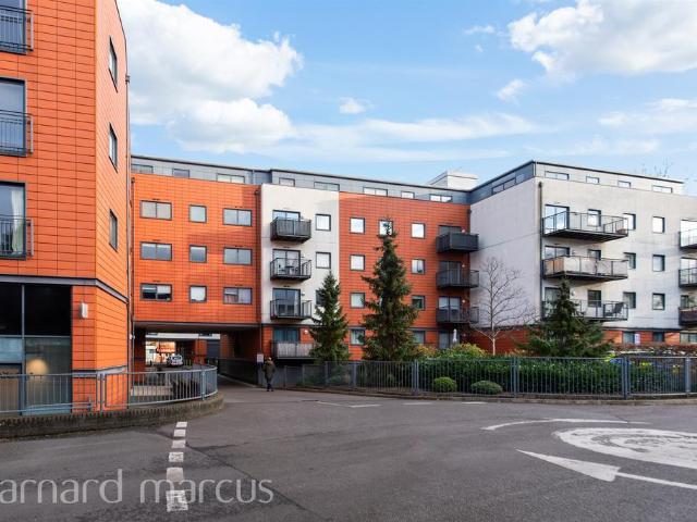 Flat for sale in Woodcote, Epsom