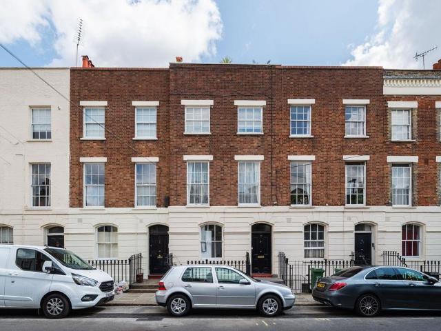 Flat for sale in Kentish Town, Greater London