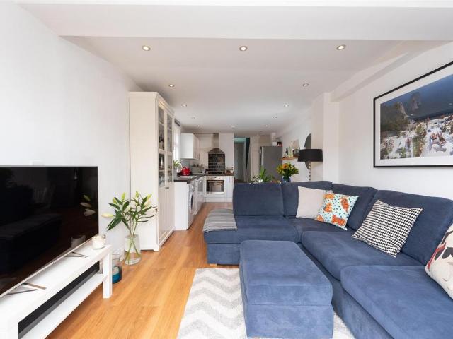 Flat for sale in London Borough of Lambeth, Greater London