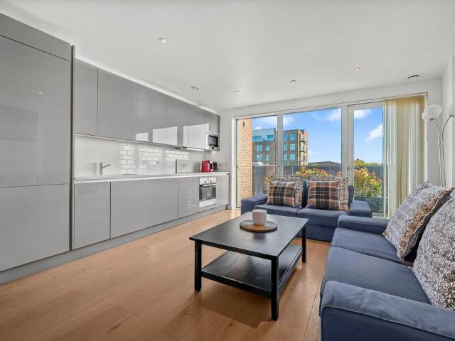 Flat for sale in Walworth, Greater London