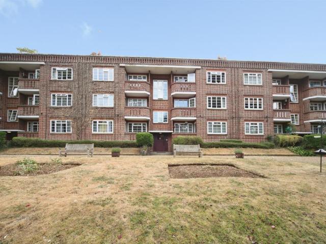 Flat for sale in Spring Park, Luton
