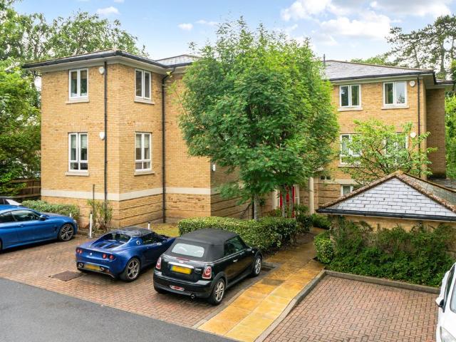 Flat for sale in Caterham Valley, Hillview