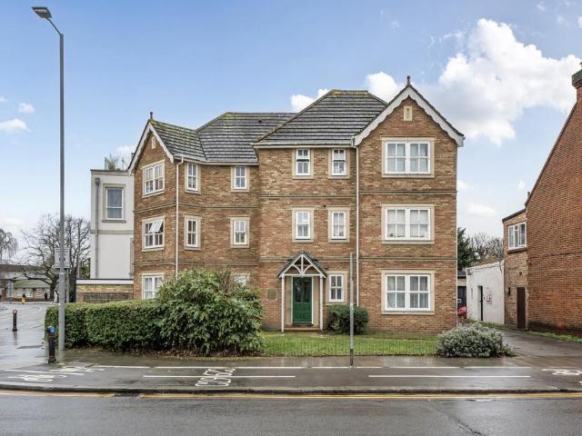 Flat for sale in Surbiton, Greater London
