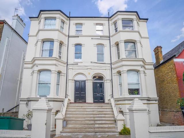 Flat for sale in West Norwood, Greater London