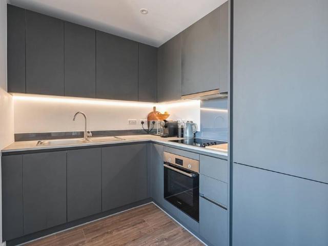 Flat for sale in Bromley-by-Bow, Bow