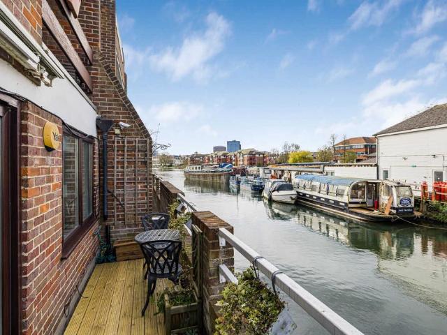 Flat for sale in Reading