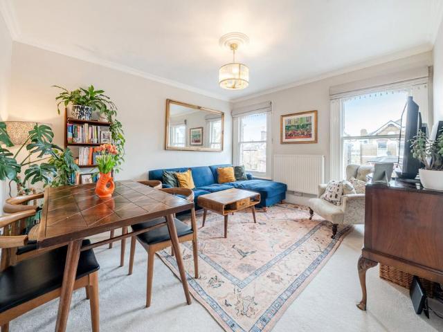 Flat for sale in Streatham Hill, Greater London