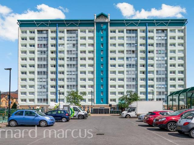 Flat for sale in London Borough of Hounslow, Feltham