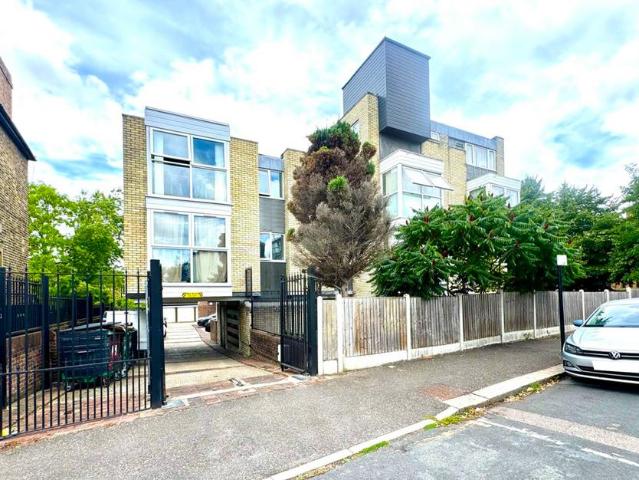 Flat for sale in Walthamstow Village, Greater London