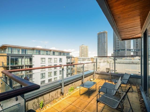 Flat for sale in Boardwalk Place, Blackwall