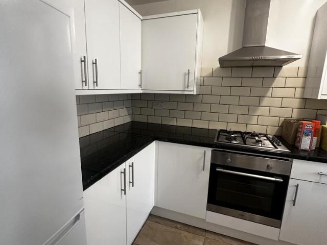 Flat for sale in Clapham, Greater London