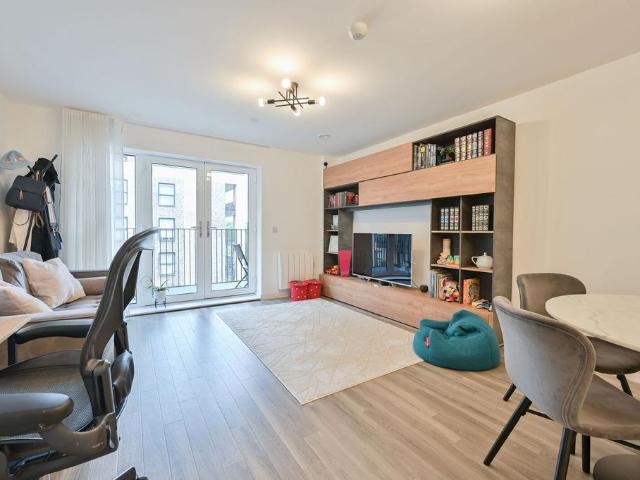 Flat for sale in Watford Heath, North Watford