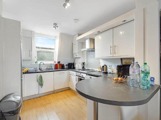 Flat for sale in Maryland, Greater London