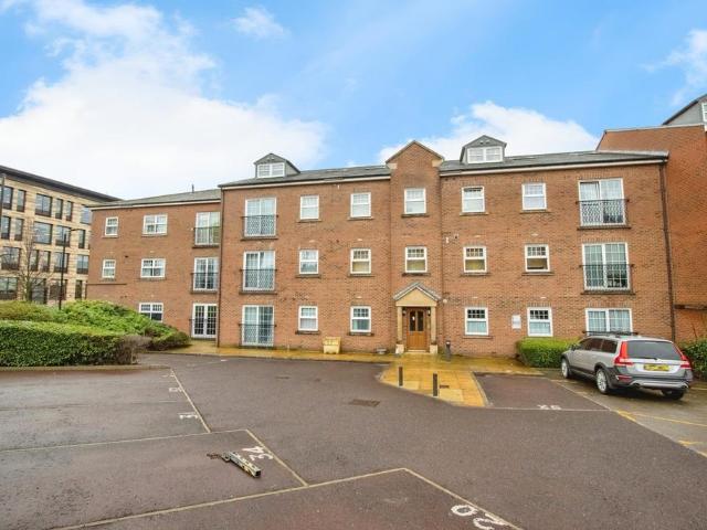 Flat for sale in Wrenthorpe, West Yorkshire