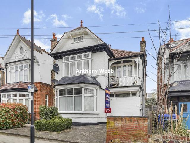 Flat for sale in Winchmore Hill, Edmonton