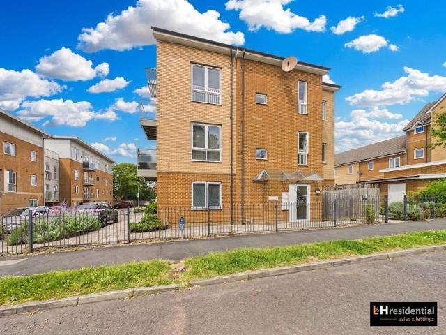 Flat for sale in Elstree and Borehamwood, Borehamwood