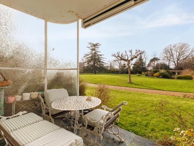 Flat for sale in Roehampton, Greater London