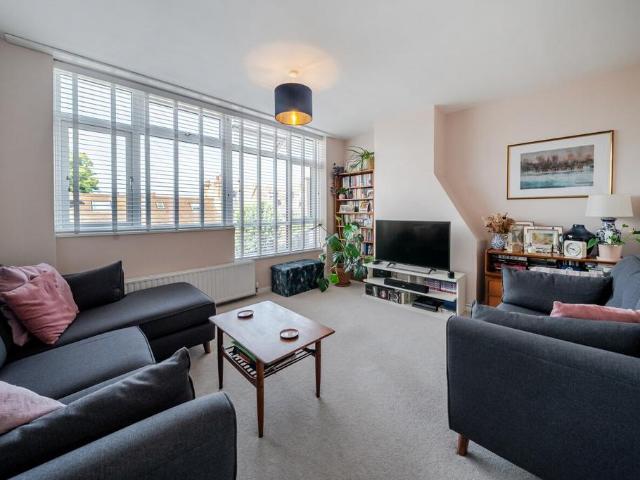 Flat for sale in Balham, Greater London