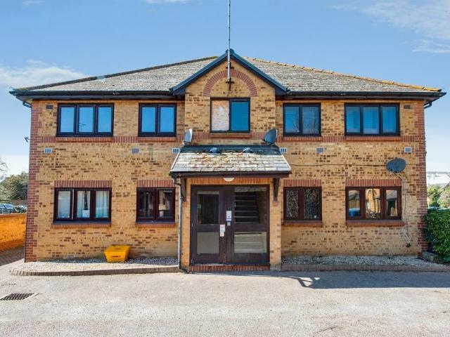 Flat for sale in Badgers Dene, Grays