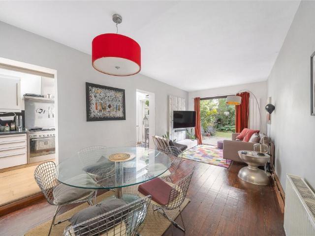 Flat for sale in Earlsfield, Greater London