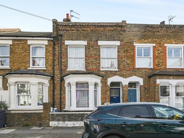 Flat for sale in Harlesden, Greater London
