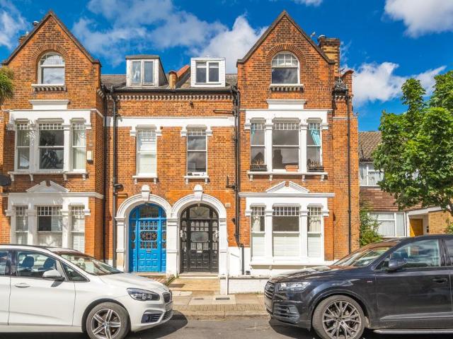 Flat for sale in Furzedown, Greater London