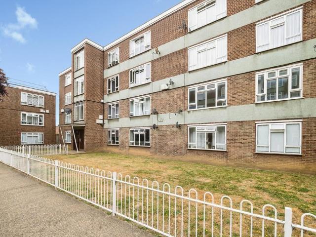 Flat for sale in Elm Park, Greater London