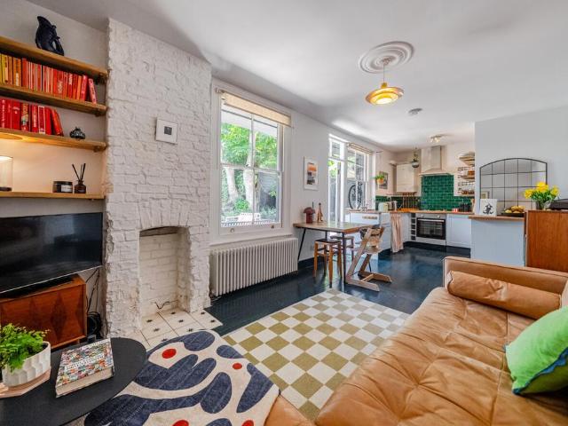 Flat for sale in Streatham, Greater London