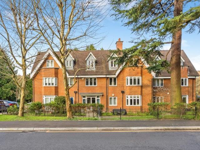Flat for sale in London Borough of Croydon, Kenley