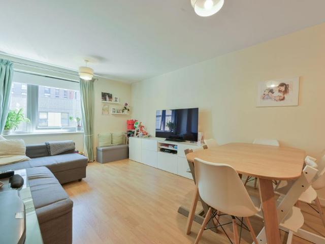 Flat for sale in London Borough of Ealing, Park Royal