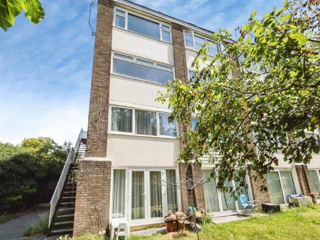 Flat for sale in Elm Park, Greater London