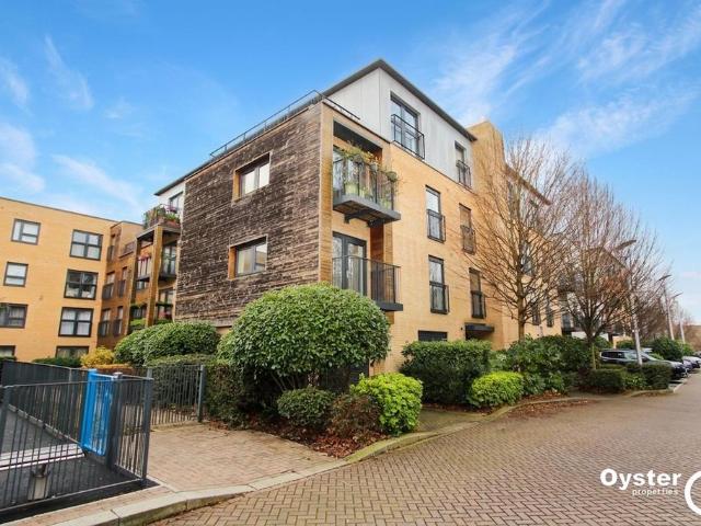 Flat for sale in Little Stanmore, Greater London