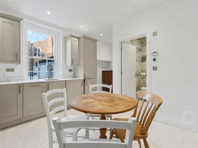 Flat for sale in Kentish Town, Greater London