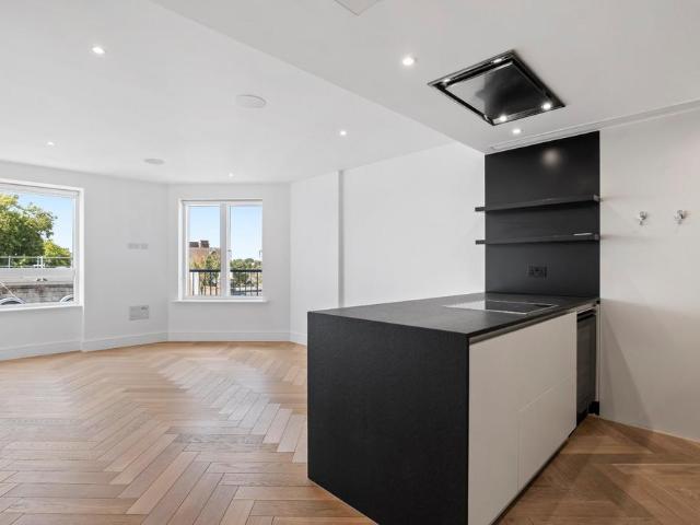 Flat for sale in Fulham, Greater London