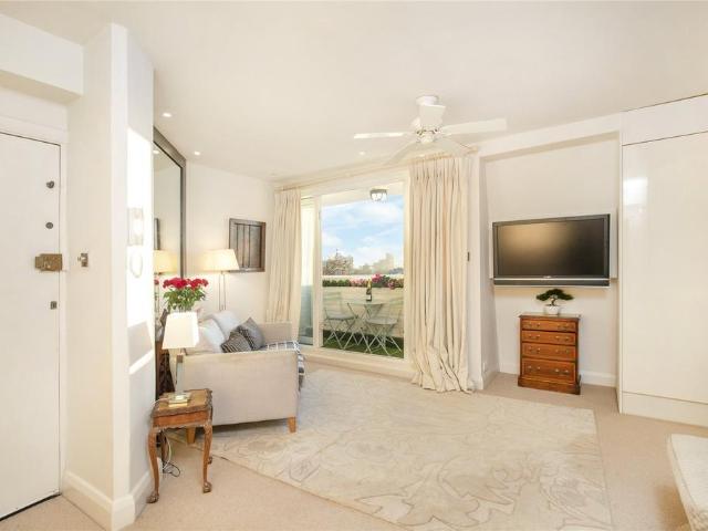 Flat for sale in Royal Borough of Kensington and Chelsea, Greater London