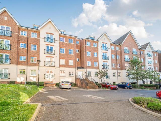 Flat for sale in Walton, Aylesbury