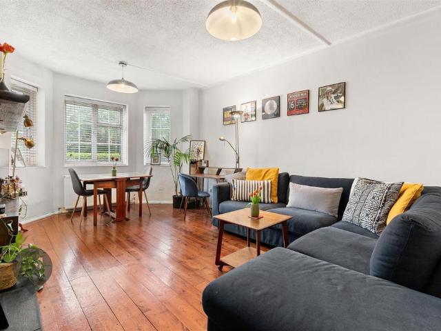 Flat for sale in Earlsfield, Greater London