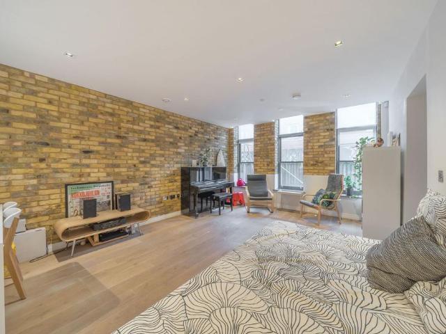 Flat for sale in Vauxhall, Greater London