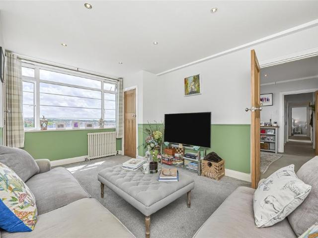 Flat for sale in Balham, Greater London