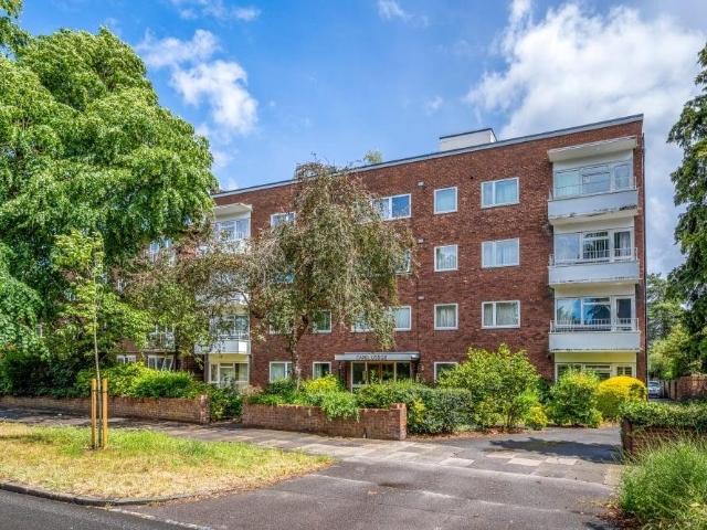 Flat for sale in Kew, Greater London