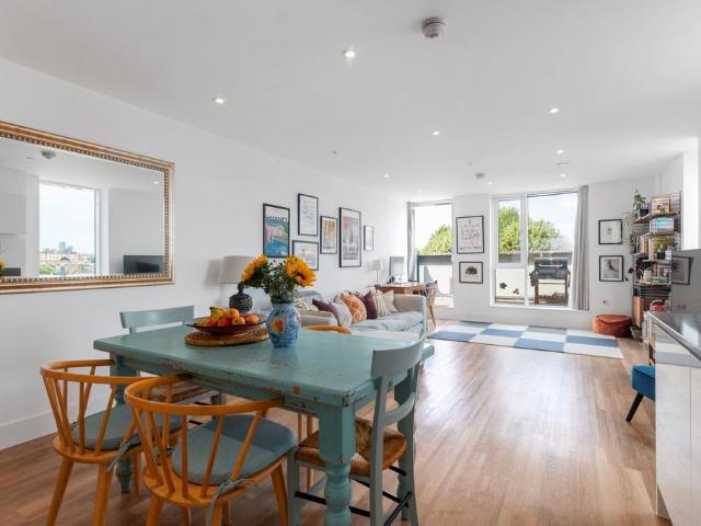 Flat for sale in Shepherd's Bush, Greater London